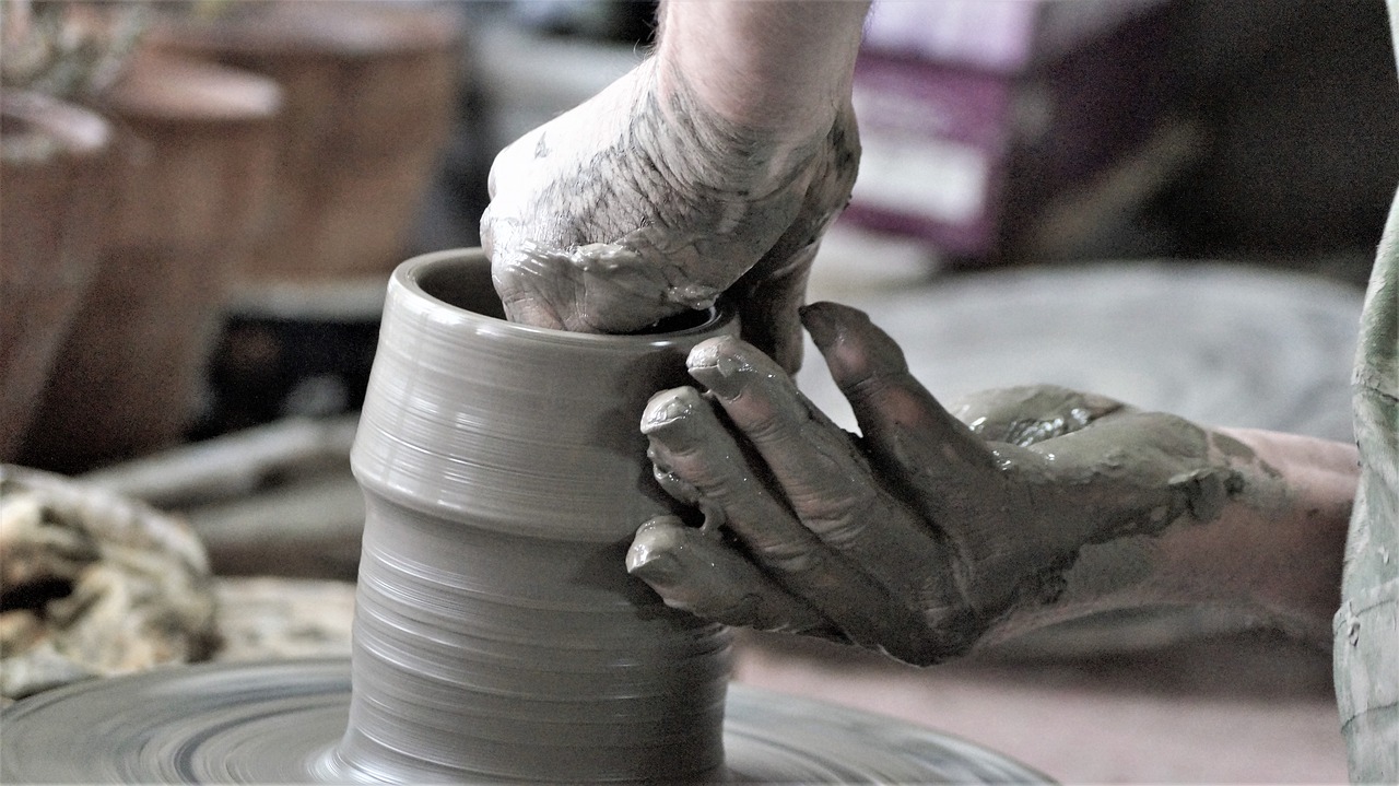 What are the different types of clay used in pottery?
